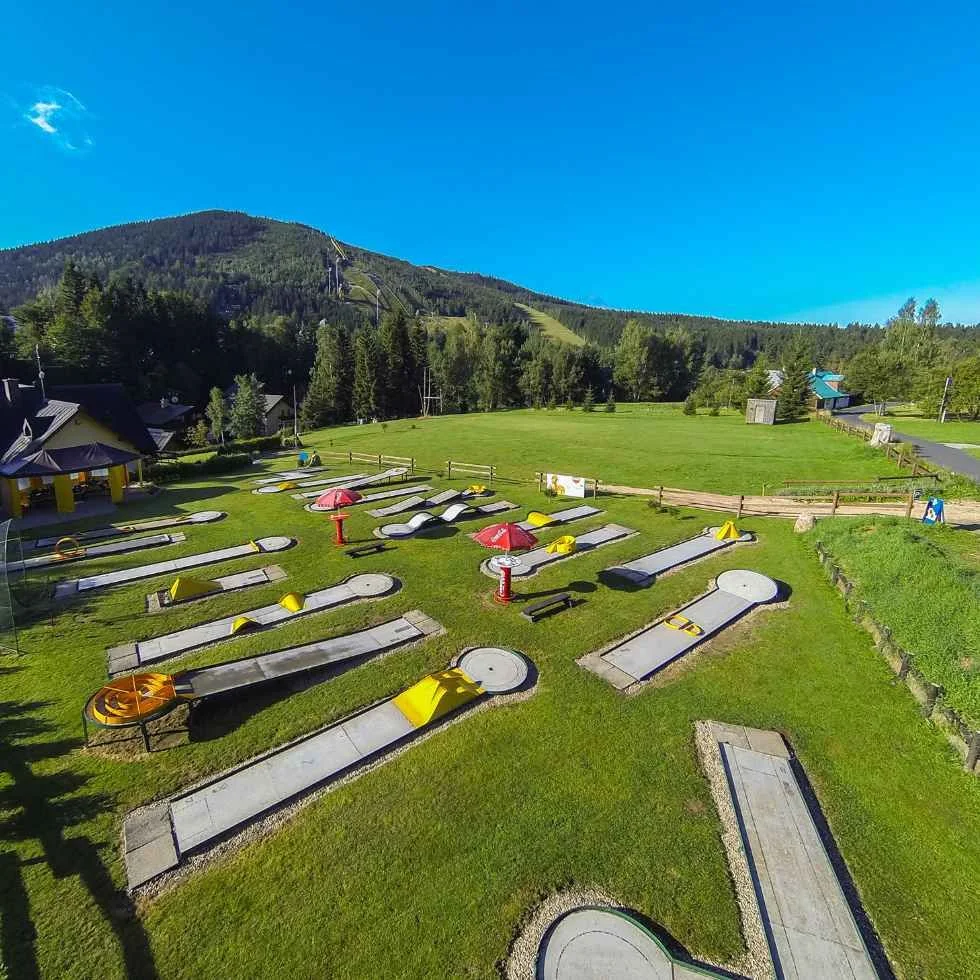 Venkovní aktivity u Penzionu Krakonoš – minigolf, příroda